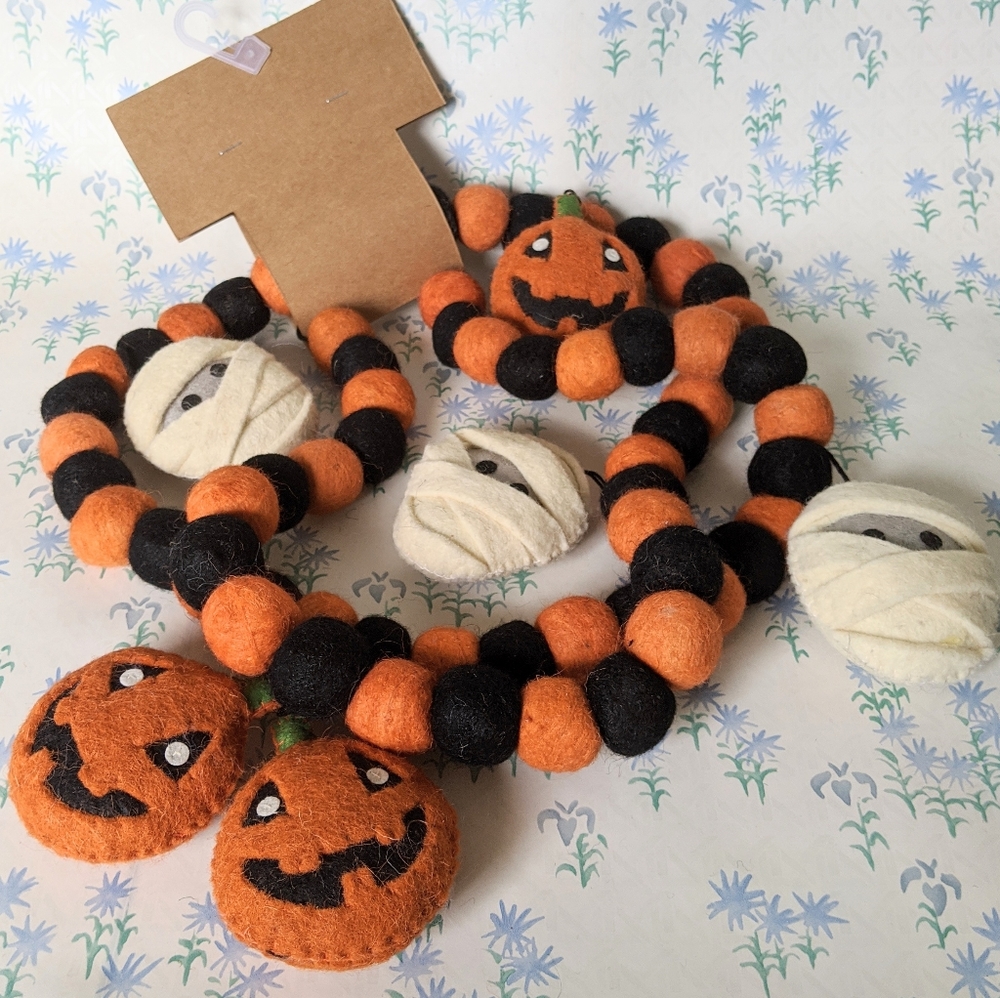NEW Candy Corn Pom Pom Felt Mummy Pumpkin Garland - Picture 4 of 4